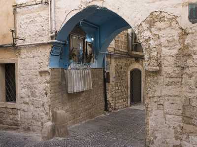 Torniamo a percorrere strada Tancredi per poi svoltare in strada del Carmine e arrivare in strada dietro Tresca, dove spicca il pittoresco arco Carducci, a tutto sesto, dalla volta dipinta di color celeste acceso punteggiato di stelle dorate